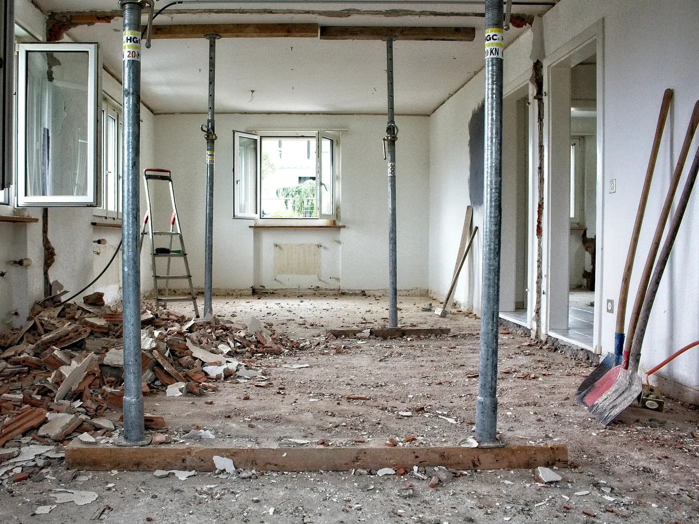 Handwerker bei Entkernungsarbeiten in einer Altbauwohnung